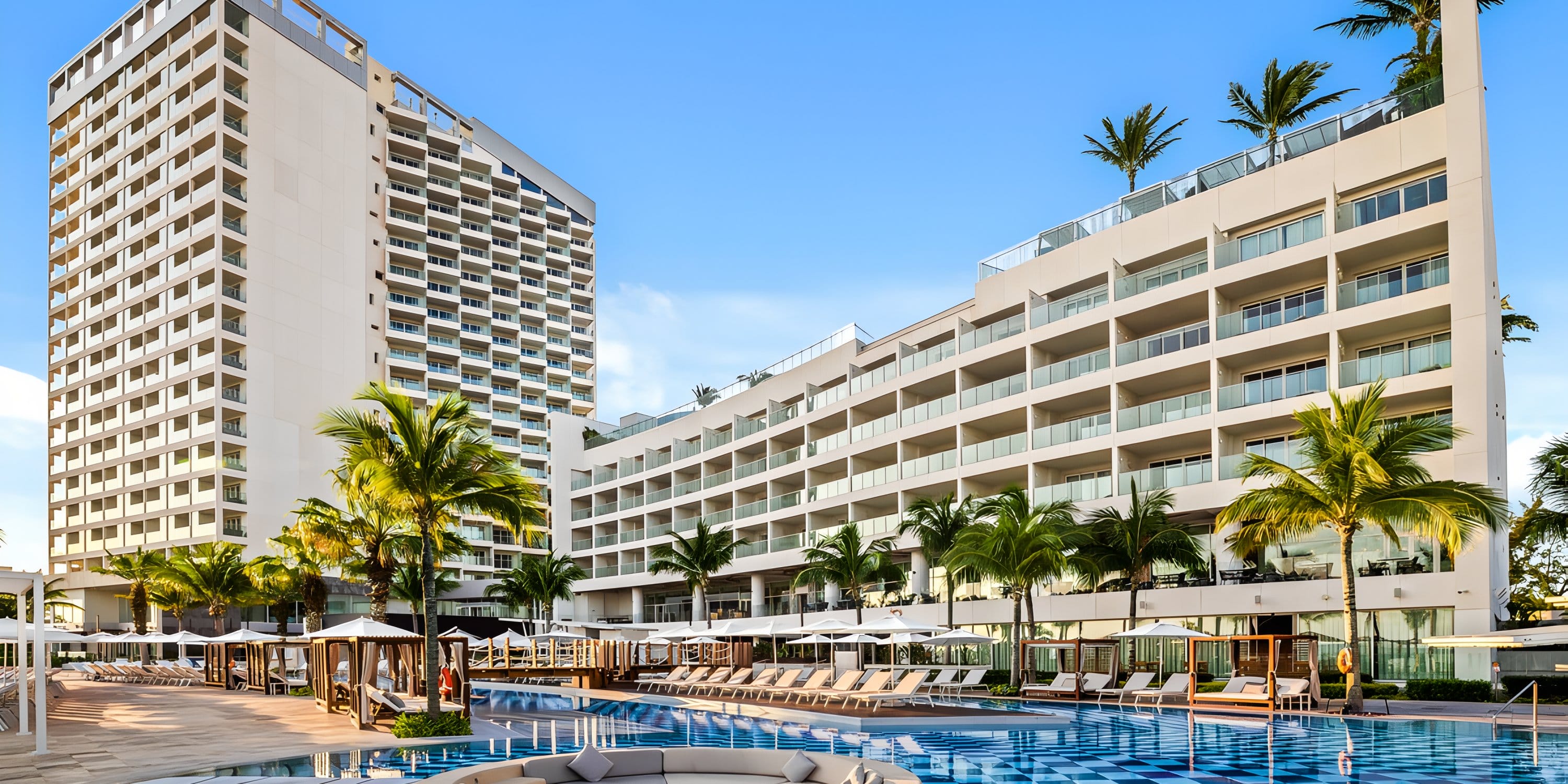 Breathless Cancún Soul Resort & Spa: ideal for a destination wedding, with pool and palm trees.